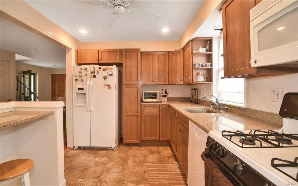 4 Lauren Ln Bayville Bayville NY 11709