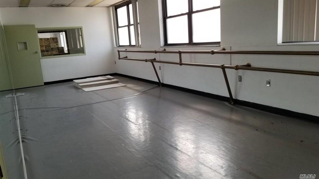 79-00 Barnwell Ave Elmhurst Elmhurst NY 11373