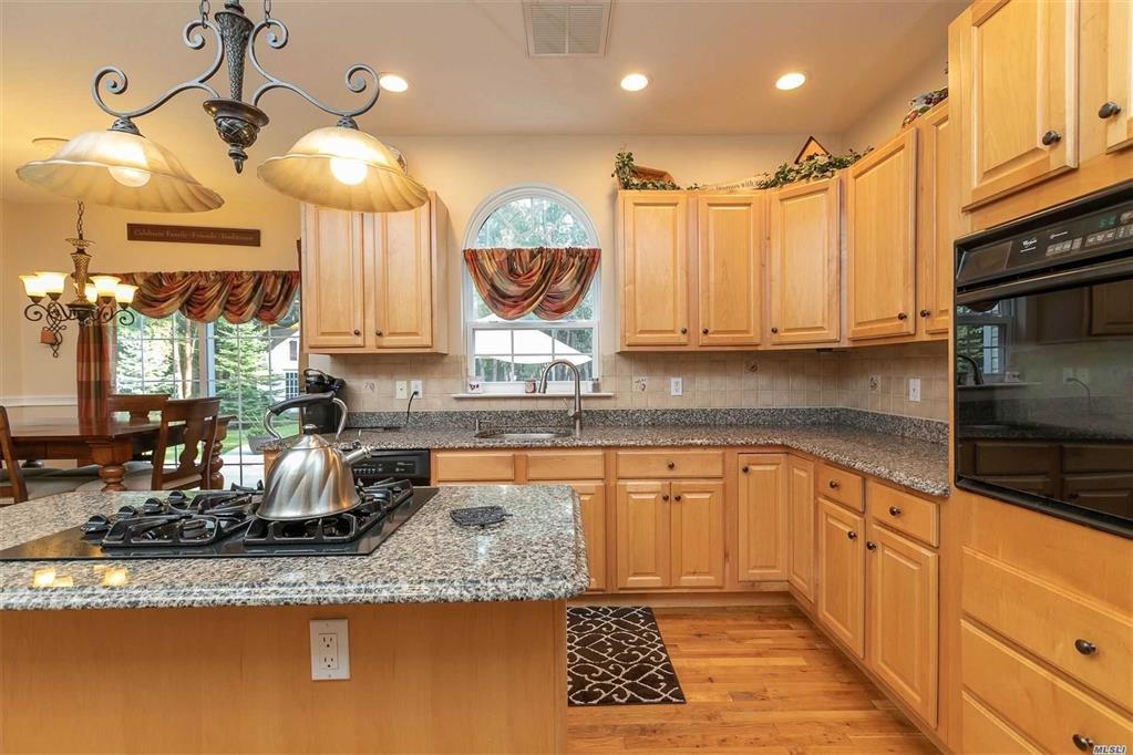 3 Hogan Ln Manorville Manorville NY 11949