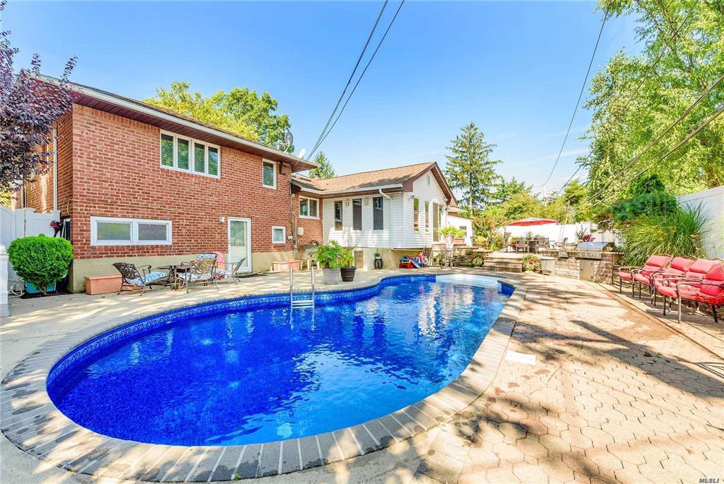 930 Stratford Ct Westbury Westbury NY 11590