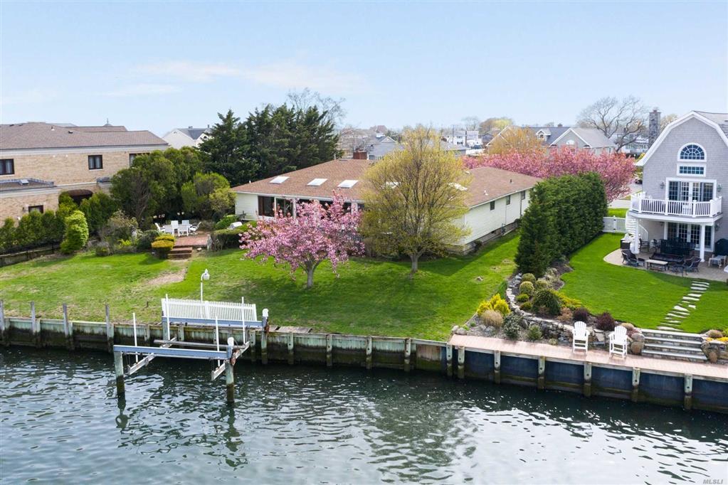 26 Club Dr Massapequa Massapequa NY 11758