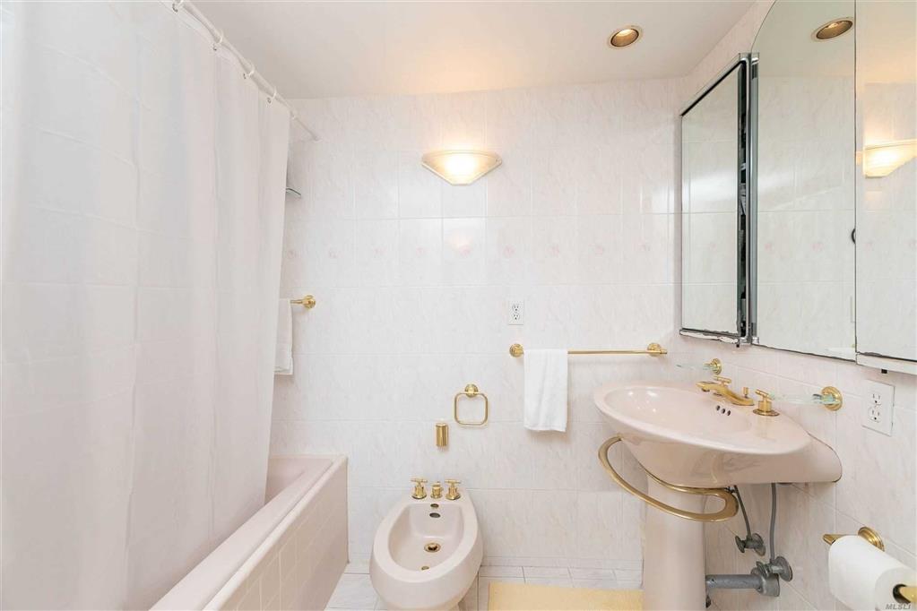 31 Evergreen Ave East Moriches East Moriches NY 11940