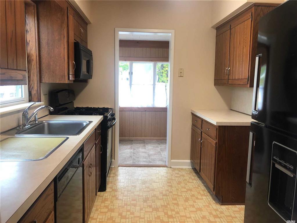 8 Valley Rd Bayville Bayville NY 11709