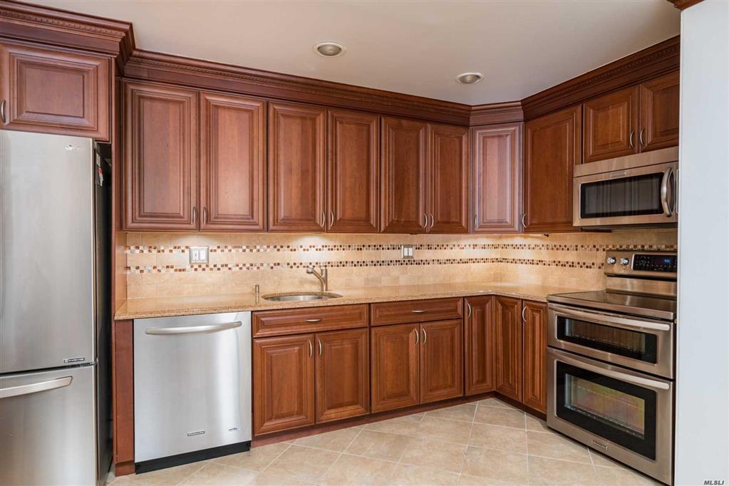 39 Acorn Ponds Dr Roslyn Roslyn NY 11576