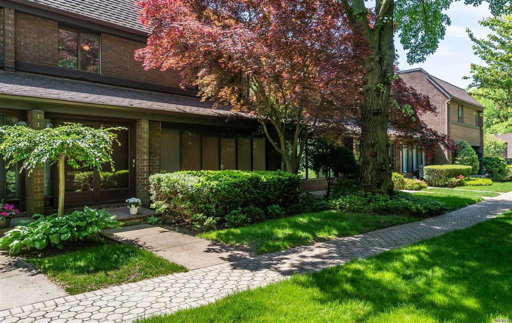 51 Acorn Ponds Dr Roslyn Roslyn NY 11576