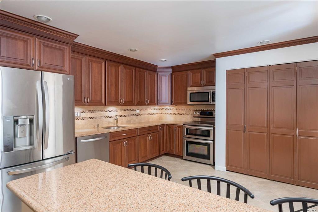 39 Acorn Ponds Dr Roslyn Roslyn NY 11576