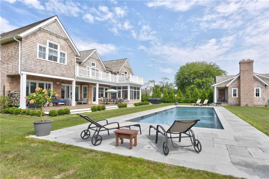 16 Assups Neck Ln Quogue Quogue NY 11959