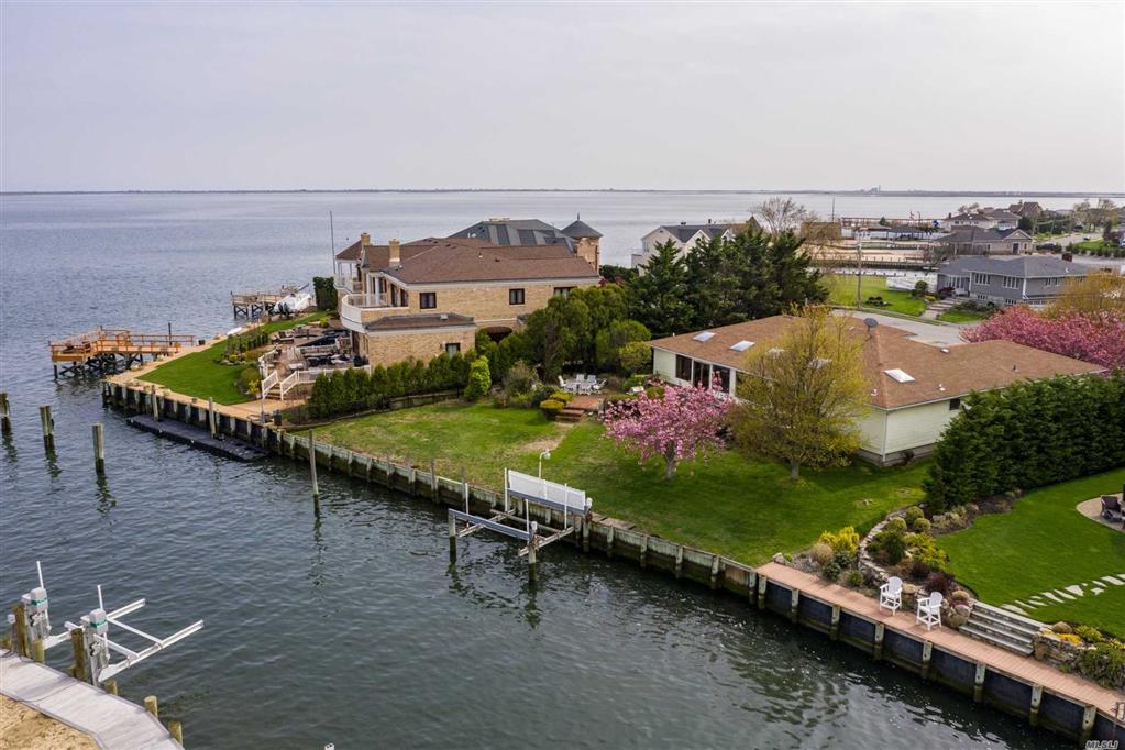 26 Club Dr Massapequa Massapequa NY 11758