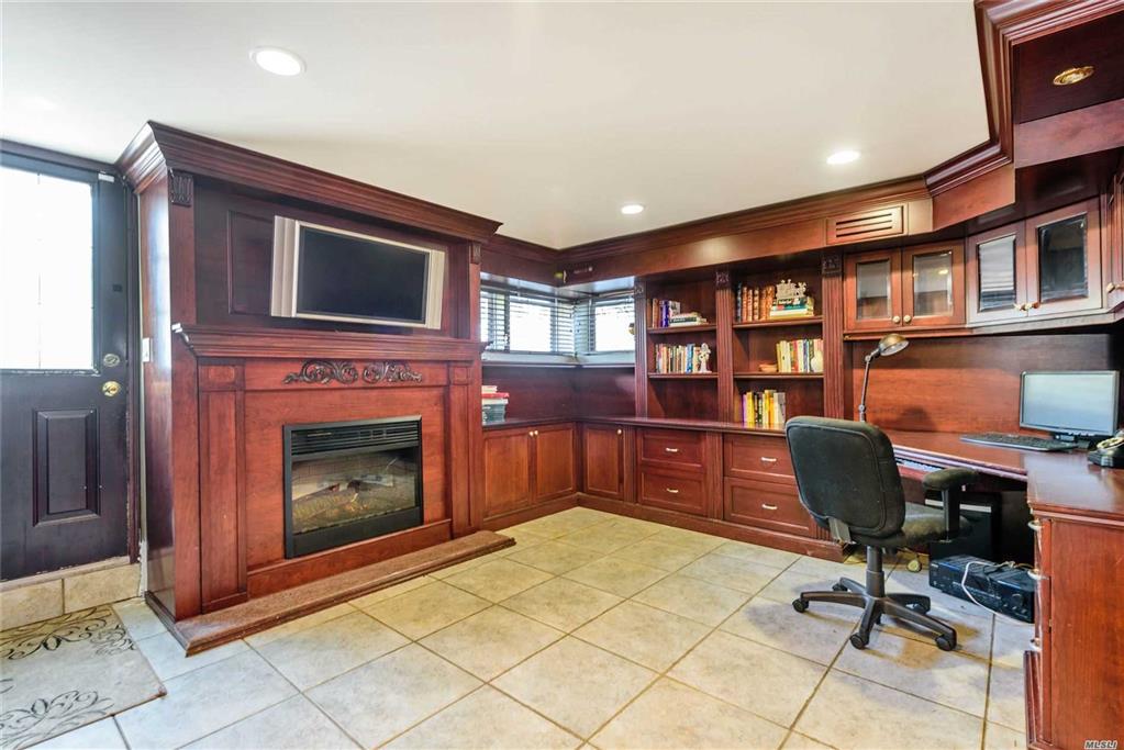 930 Stratford Ct Westbury Westbury NY 11590