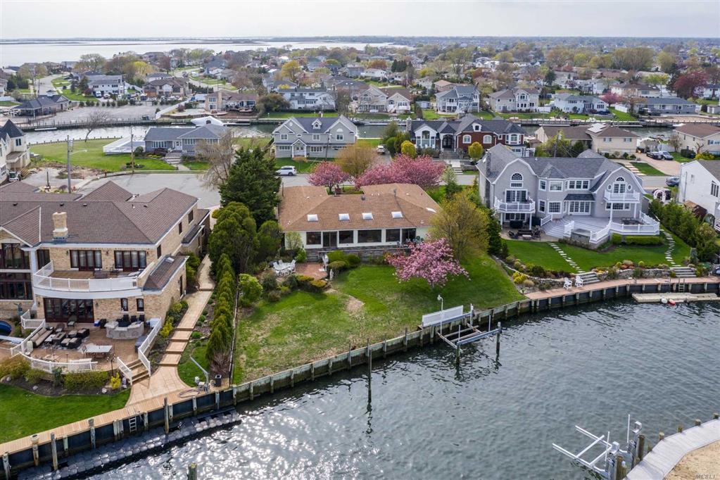 26 Club Dr Massapequa Massapequa NY 11758