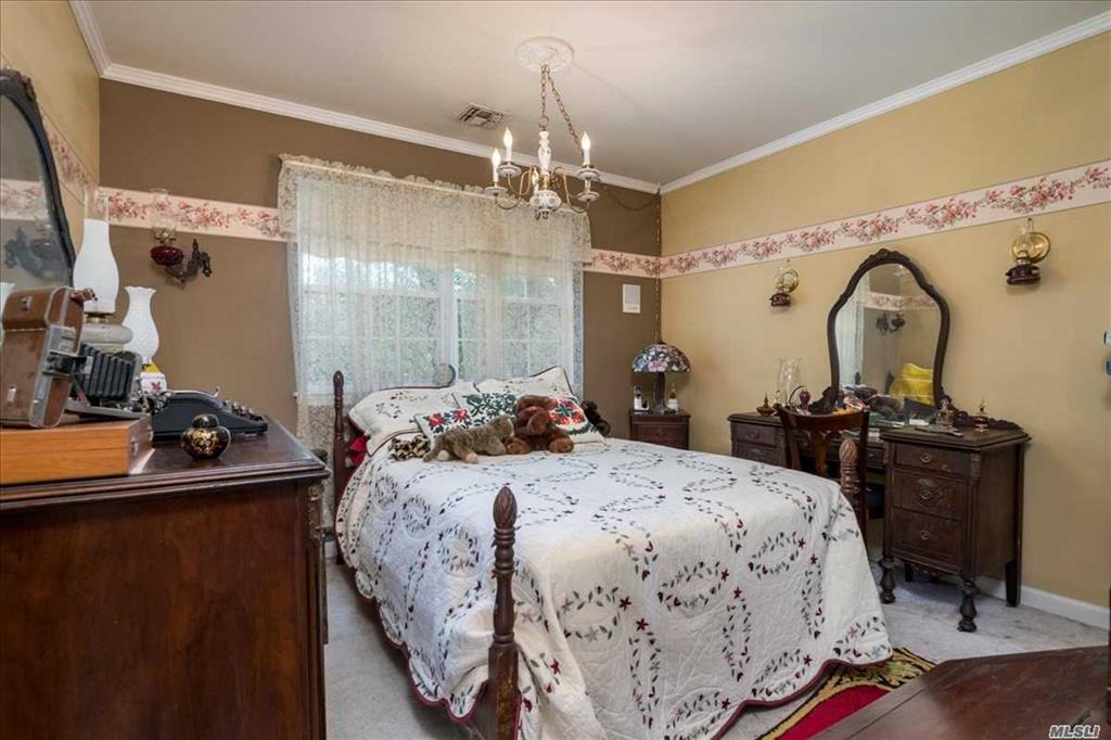 39 Old Neck Ct Manorville Manorville NY 11949