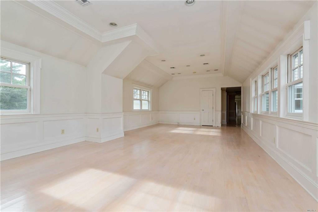 12 Pinetree Ln Old Westbury Old Westbury NY 11568