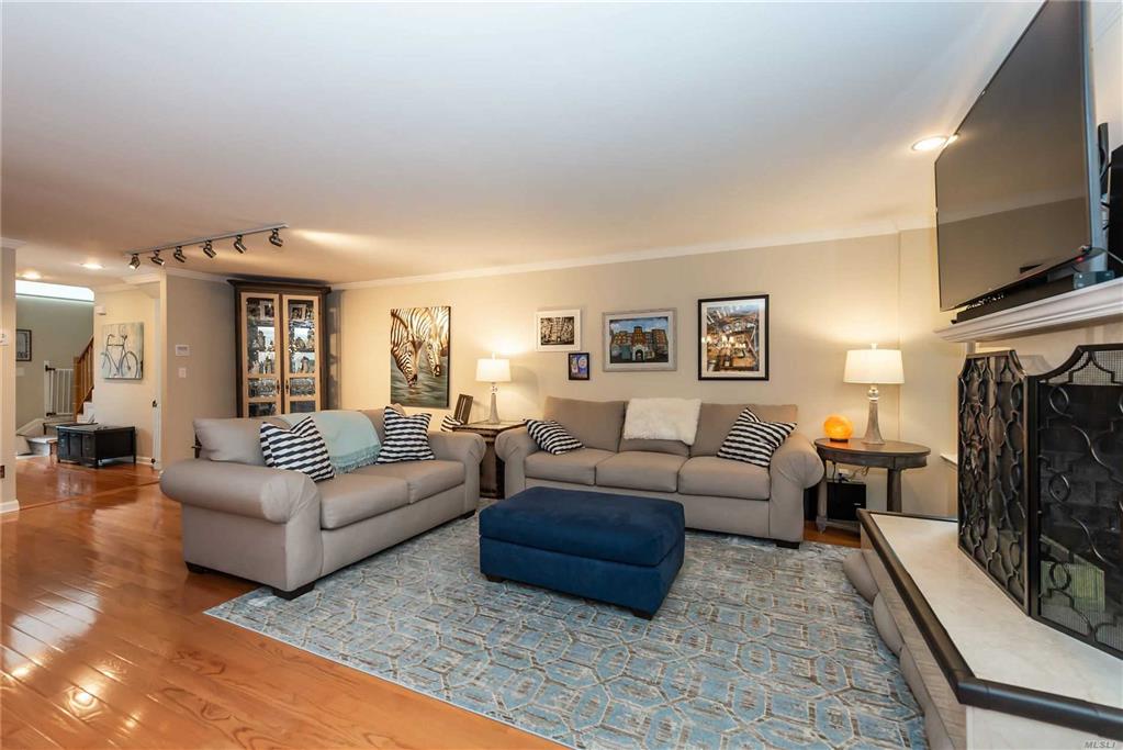 21 Cricket Club Dr Roslyn Roslyn NY 11576