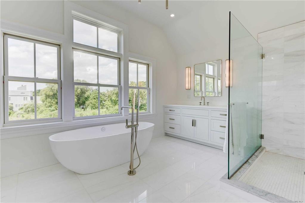 16 Assups Neck Ln Quogue Quogue NY 11959