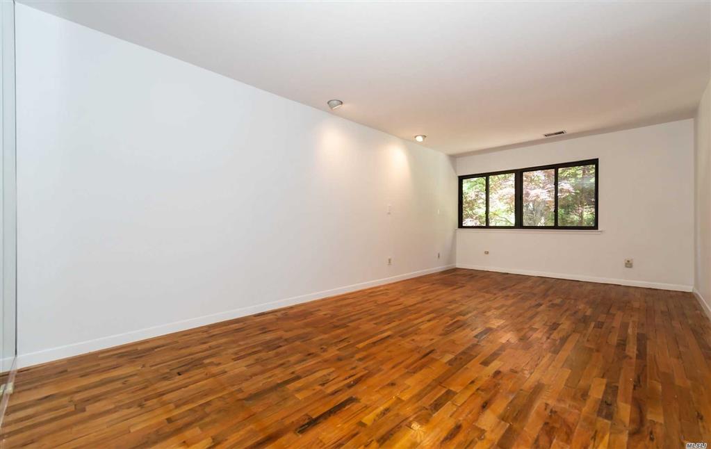 51 Acorn Ponds Dr Roslyn Roslyn NY 11576