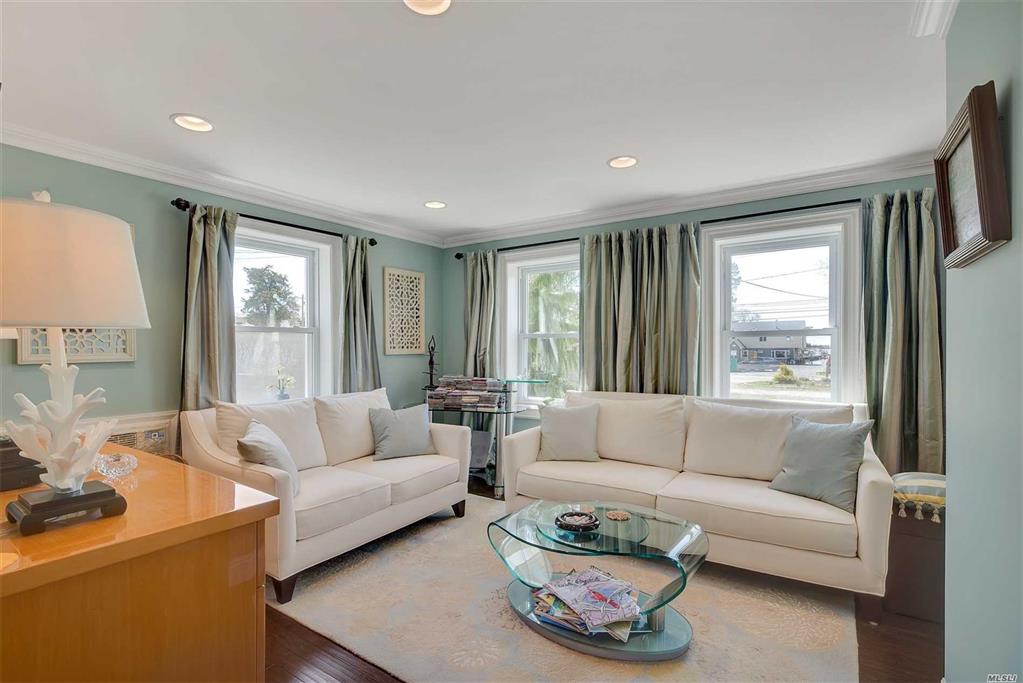 27 Shinnecock Rd Hampton Bays Hampton Bays NY 11946