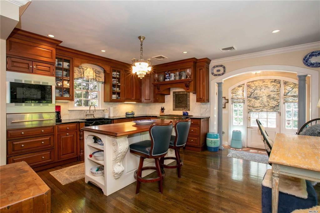 1120 Shore Rd Douglaston Douglaston NY 11363
