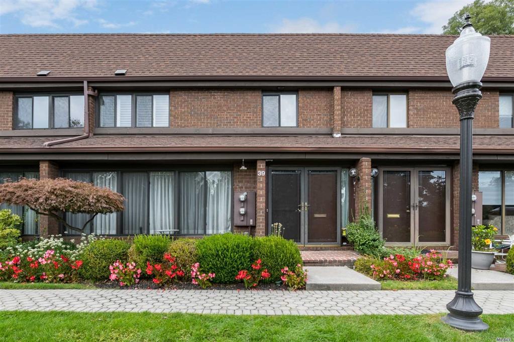 39 Acorn Ponds Dr Roslyn Roslyn NY 11576