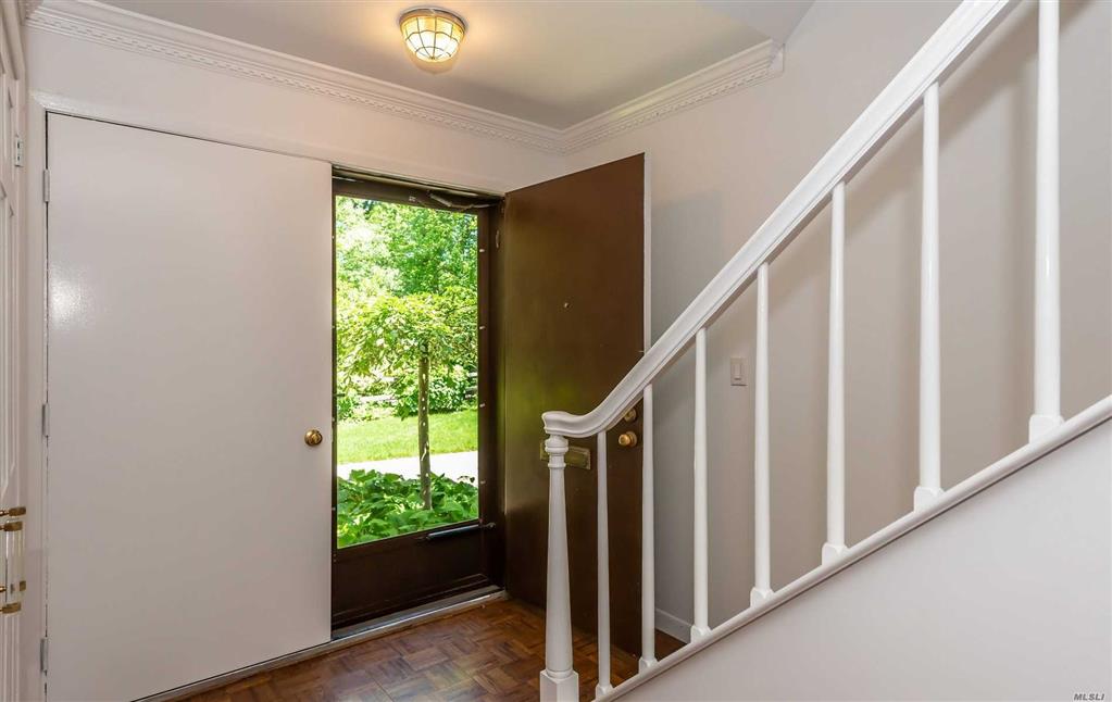 51 Acorn Ponds Dr Roslyn Roslyn NY 11576