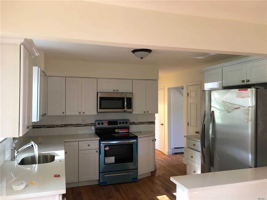 14 Whitney Ln Coram Coram NY 11727