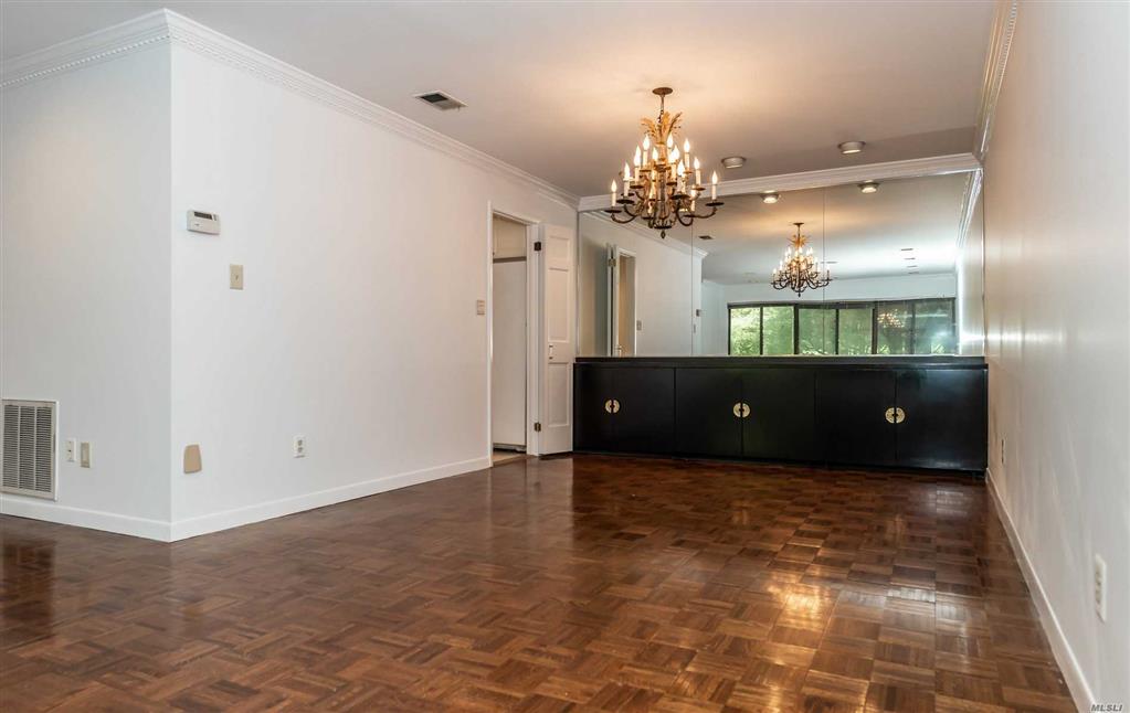 51 Acorn Ponds Dr Roslyn Roslyn NY 11576