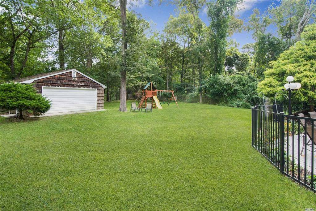 12 Beaverbrook Dr Brookhaven Brookhaven NY 11719 R Hamptons