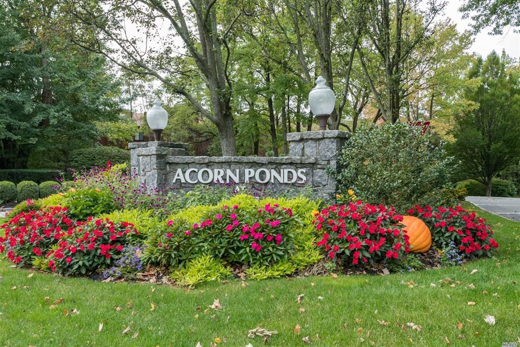39 Acorn Ponds Dr Roslyn Roslyn NY 11576