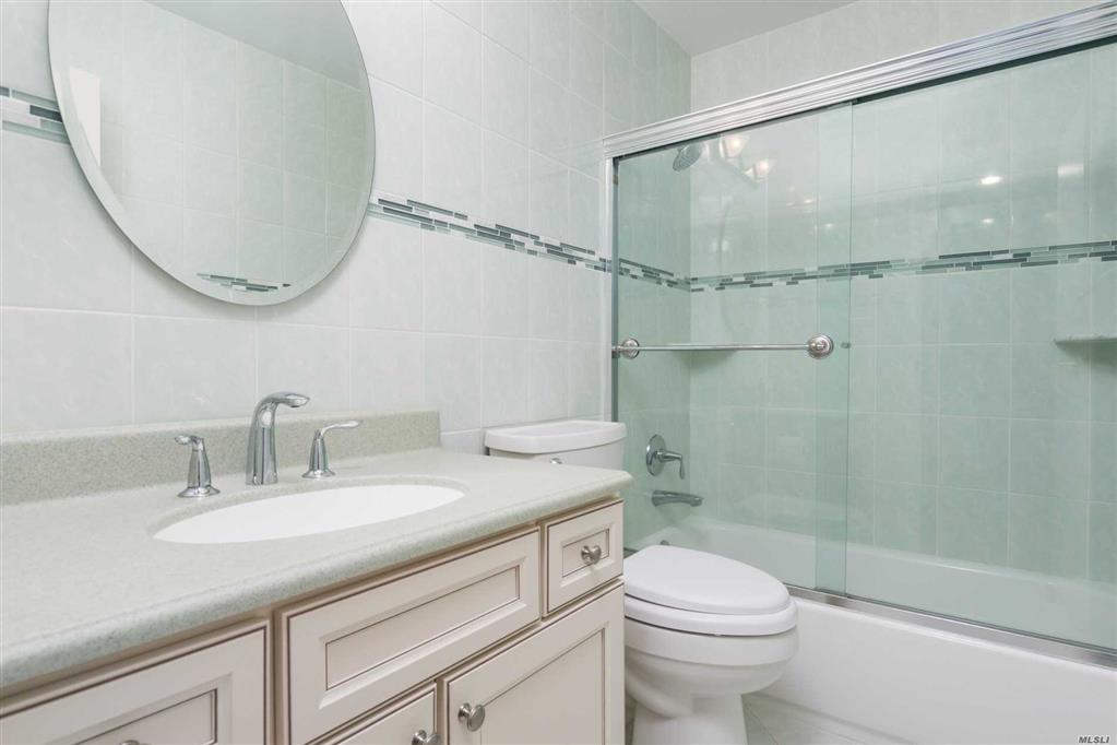 39 Acorn Ponds Dr Roslyn Roslyn NY 11576