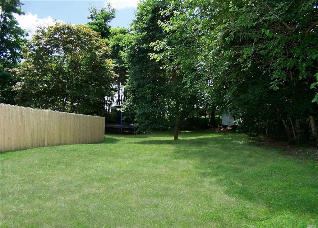 8 Beech Ave Farmingville Farmingville NY 11738