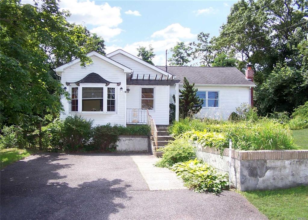 8 Beech Ave Farmingville Farmingville NY 11738