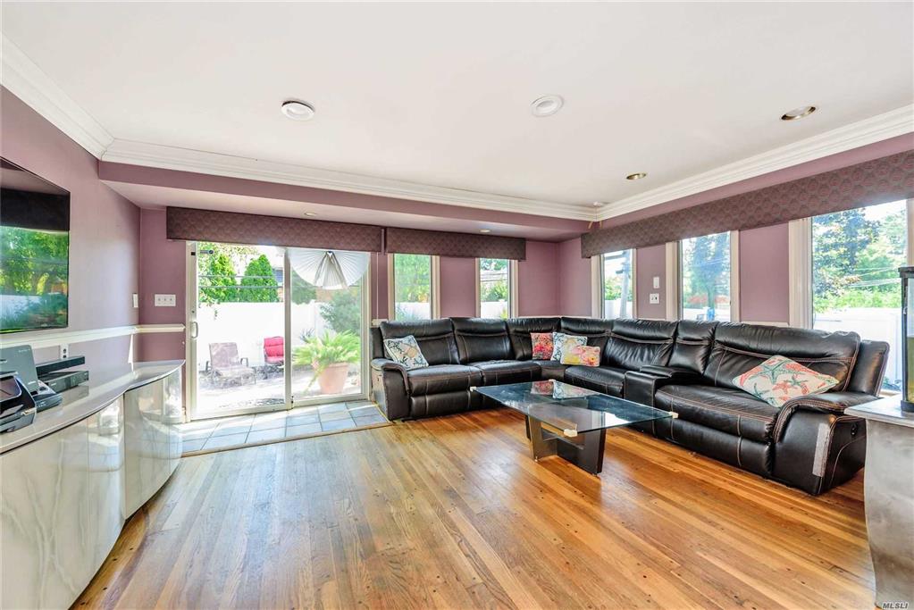 930 Stratford Ct Westbury Westbury NY 11590