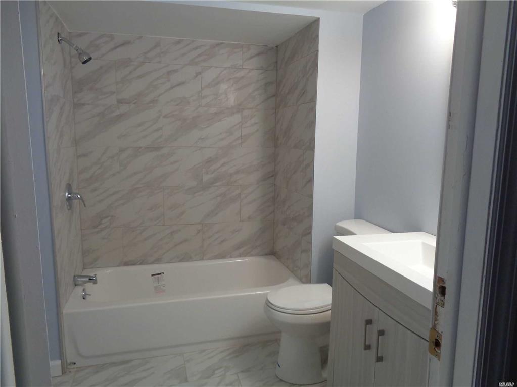 107 Thomas St Brentwood Brentwood NY 11717