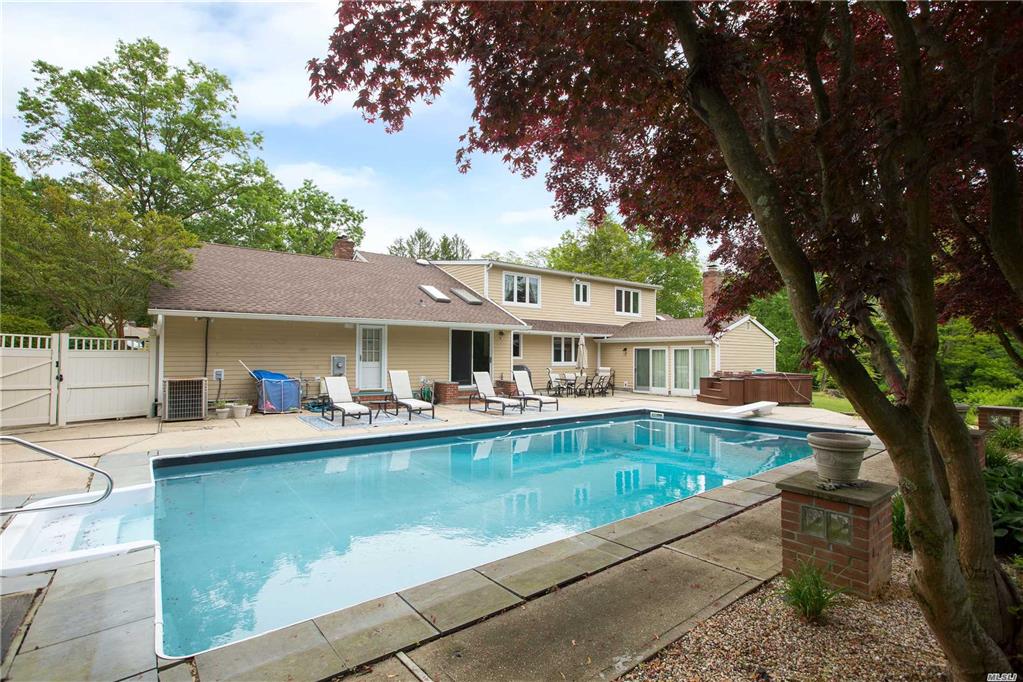 10 Empire Ct Dix Hills Dix Hills NY 11746