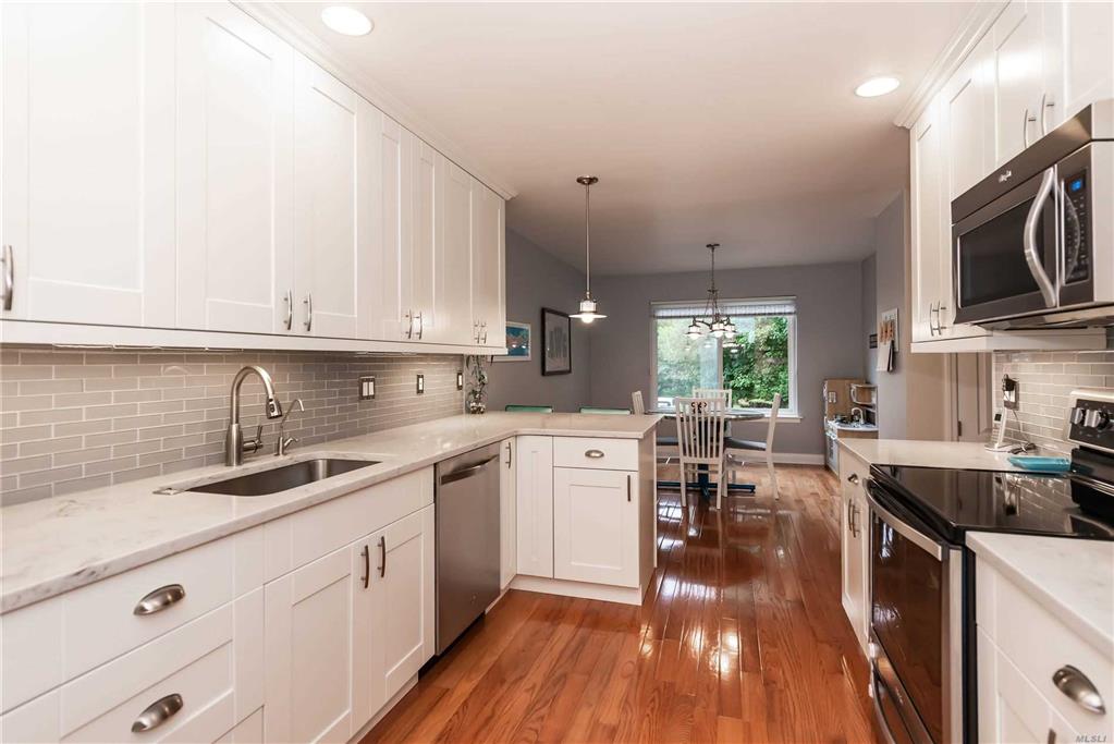 21 Cricket Club Dr Roslyn Roslyn NY 11576