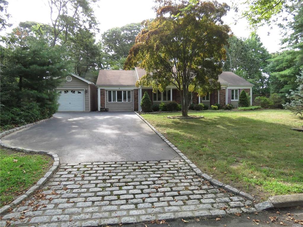3 Hillsdale Ln Coram Coram NY 11727