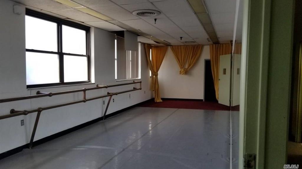 79-00 Barnwell Ave Elmhurst Elmhurst NY 11373