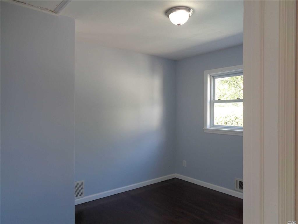 107 Thomas St Brentwood Brentwood NY 11717