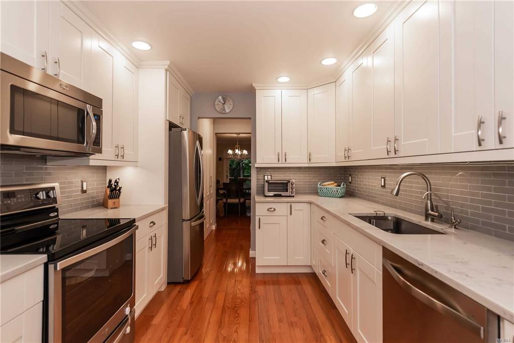 21 Cricket Club Dr Roslyn Roslyn NY 11576