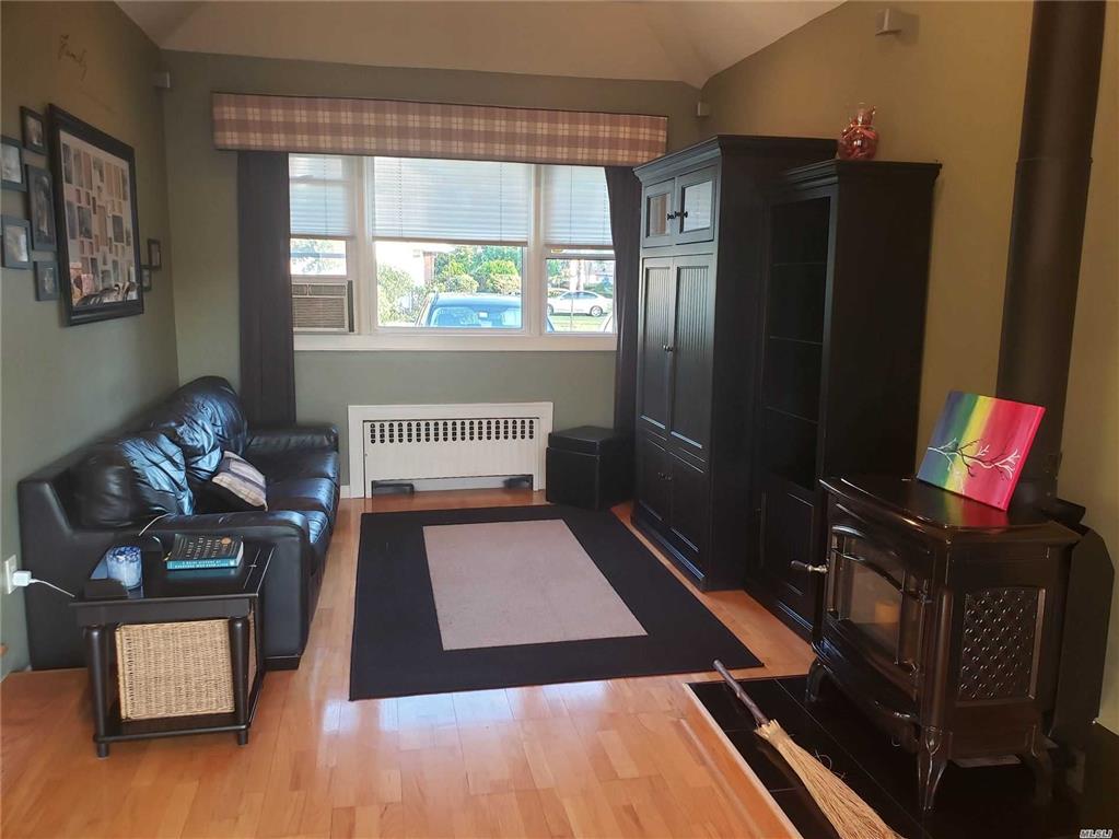 147 Concord St Westbury Westbury NY 11590
