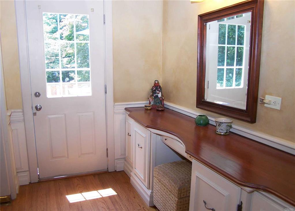 8 Beech Ave Farmingville Farmingville NY 11738