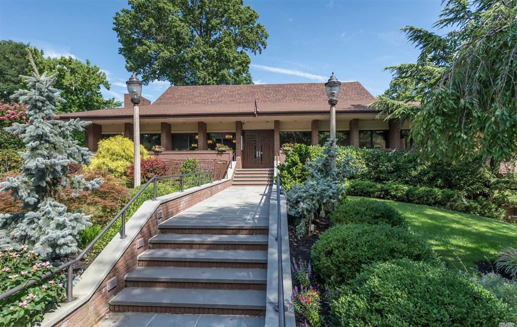 51 Acorn Ponds Dr Roslyn Roslyn NY 11576