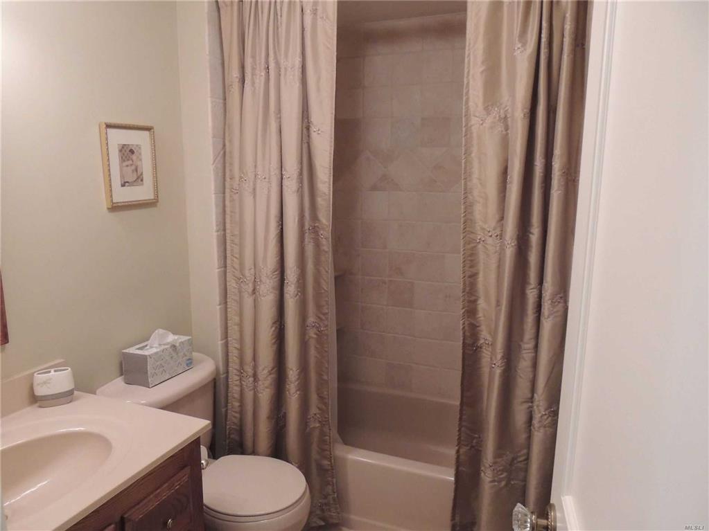 3388 Stratford Rd Wantagh Wantagh NY 11793