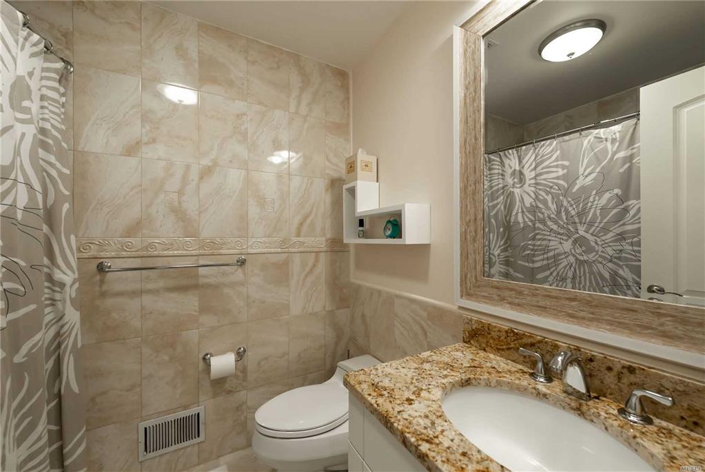 21 Cricket Club Dr Roslyn Roslyn NY 11576