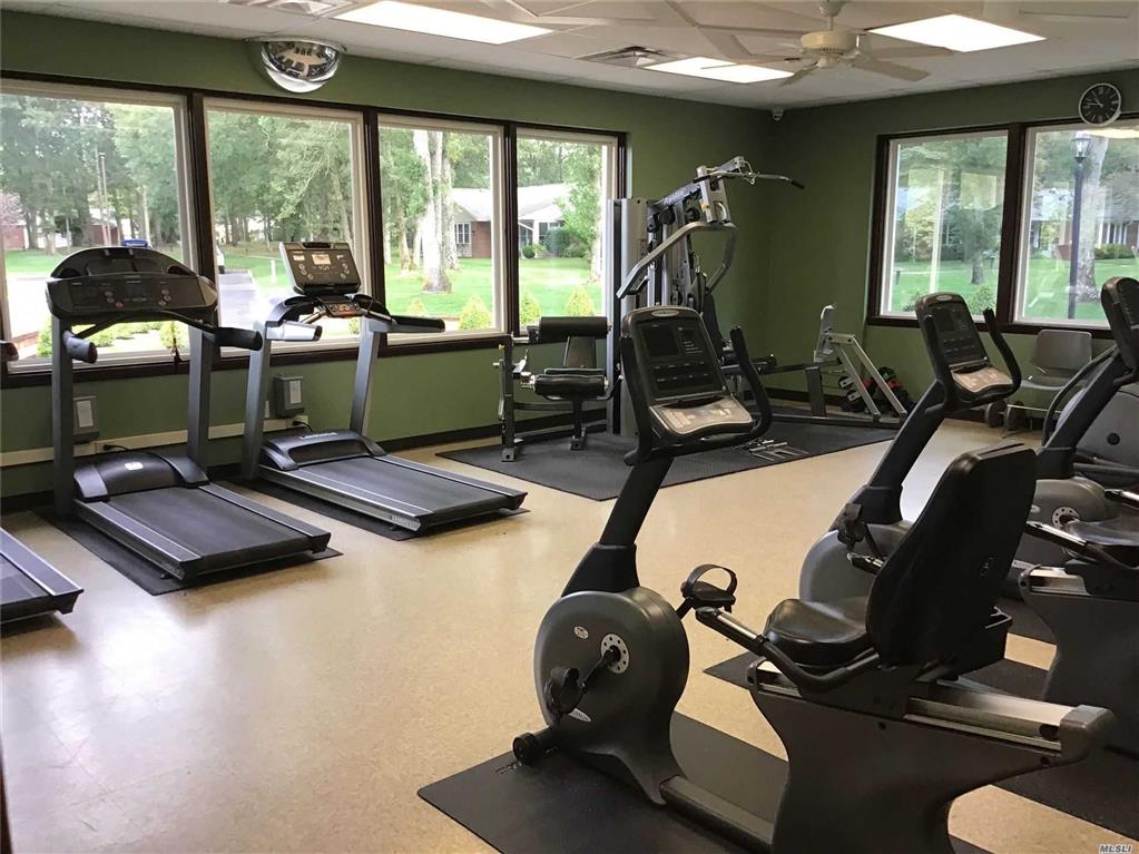 427 B Aylesbury Ct Ridge Ridge NY 11961