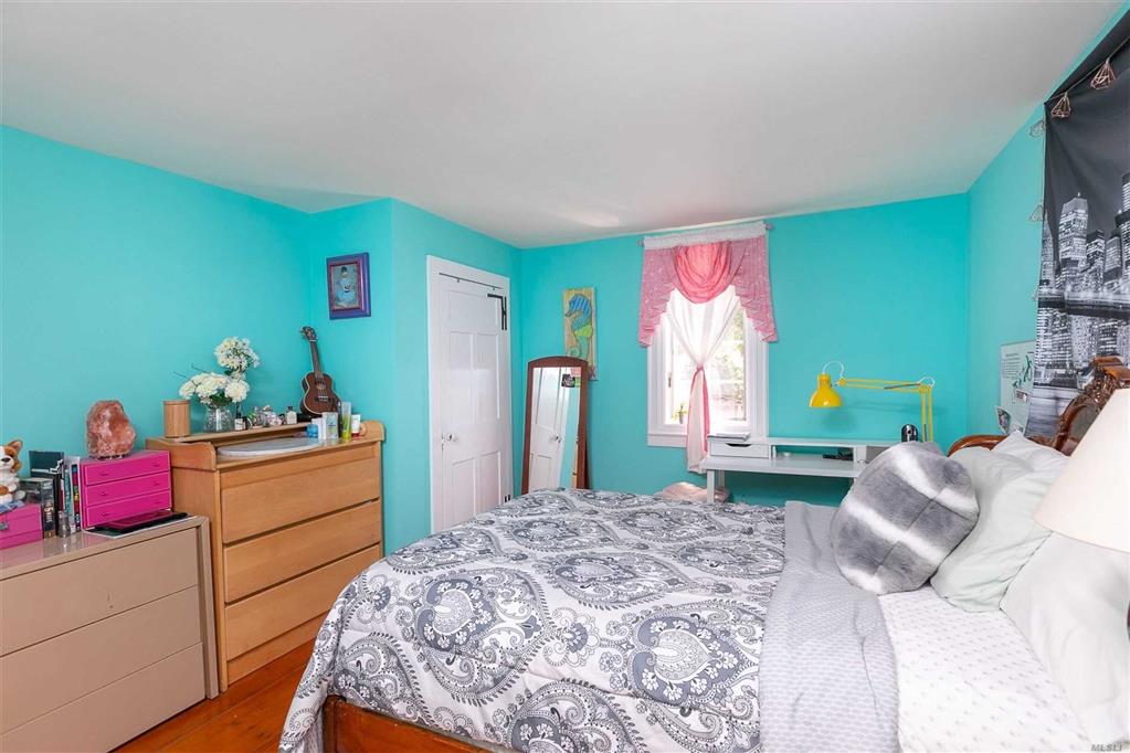31 Evergreen Ave East Moriches East Moriches NY 11940