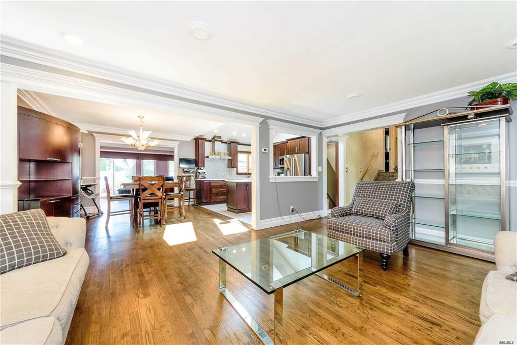 930 Stratford Ct Westbury Westbury NY 11590