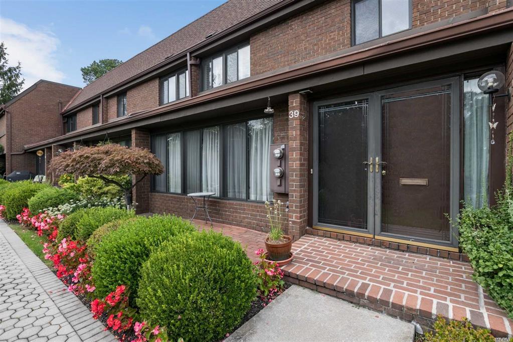 39 Acorn Ponds Dr Roslyn Roslyn NY 11576