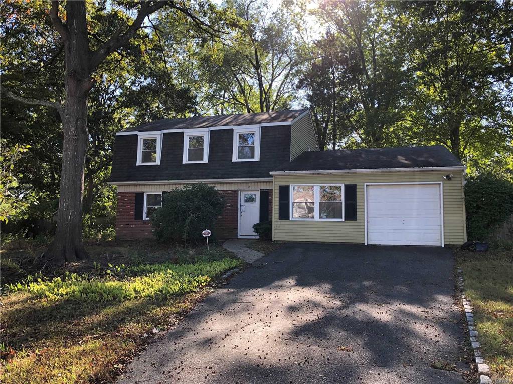 14 Whitney Ln Coram Coram NY 11727