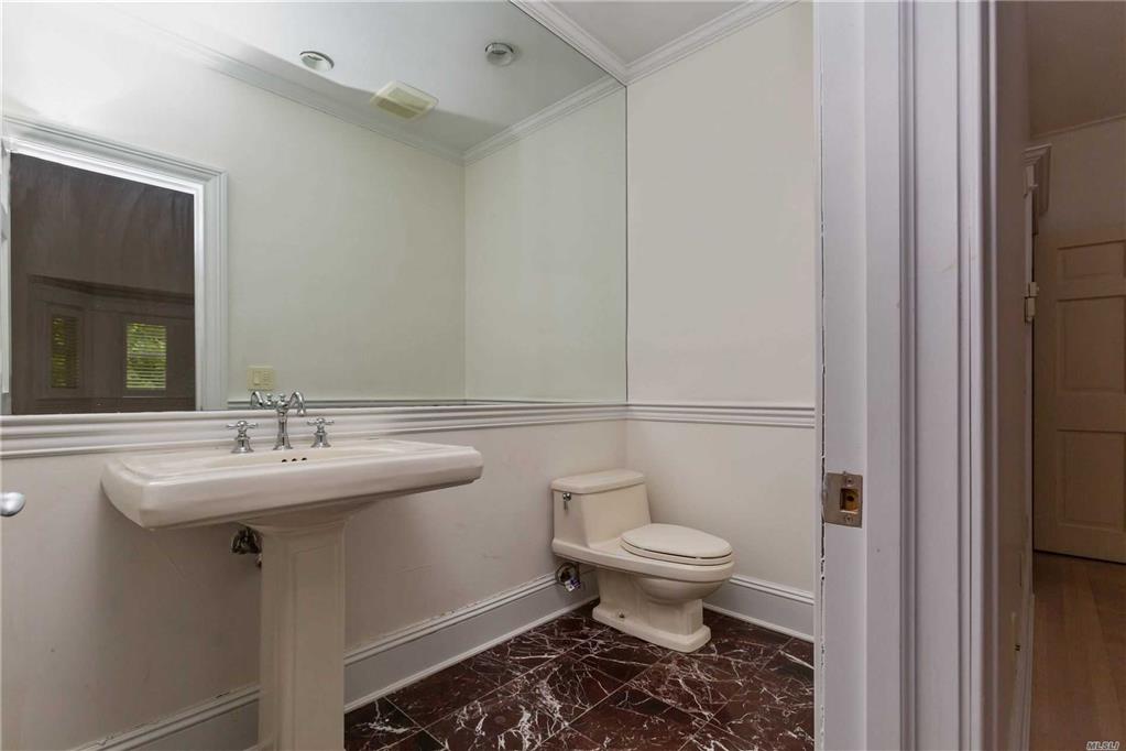 12 Pinetree Ln Old Westbury Old Westbury NY 11568