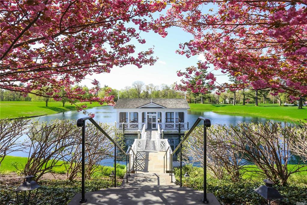 6 Stable Ln Old Westbury Old Westbury NY 11568